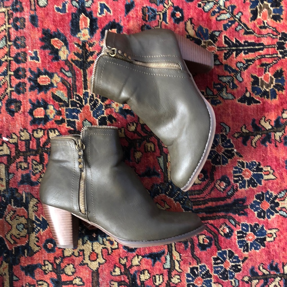 Greenish/Grey zipper detailed booties, women’s size 9.5